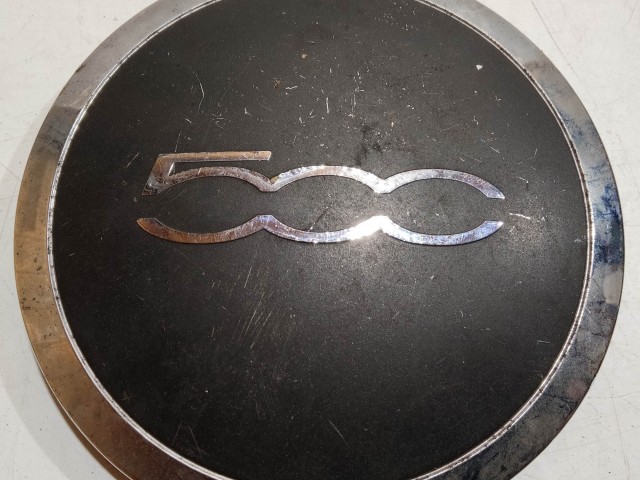 204514 Fiat 500 2007- felni közép kupak, a képen látható állapotban, egy rögzítő fül törött, rögzítő rugó nélkül!!