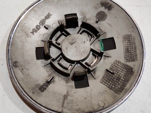 204514 Fiat 500 2007- felni közép kupak, a képen látható állapotban, egy rögzítő fül törött, rögzítő rugó nélkül!!