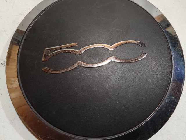 204515 Fiat 500 2007- felni közép kupak, a képen látható állapotban, egy rögzítő fül törött, rögzítő rugó nélkül!!