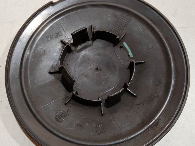 204515 Fiat 500 2007- felni közép kupak, a képen látható állapotban, egy rögzítő fül törött, rögzítő rugó nélkül!!