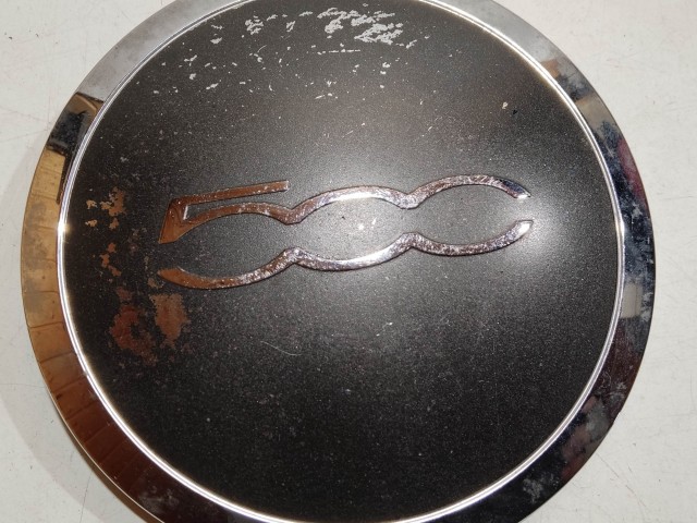 204516 Fiat 500 2007- felni közép kupak, a képen látható állapotban, kettő rögzítő fül törött, rögzítő rugó nélkül!!