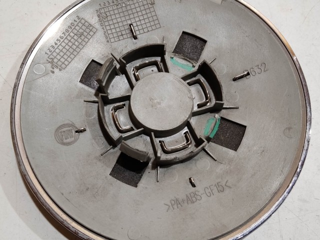 204516 Fiat 500 2007- felni közép kupak, a képen látható állapotban, kettő rögzítő fül törött, rögzítő rugó nélkül!!