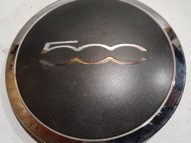 204517 Fiat 500 2007- felni közép kupak, a képen látható állapotban, kettő rögzítő fül törött, rögzítő rugó nélkül!!