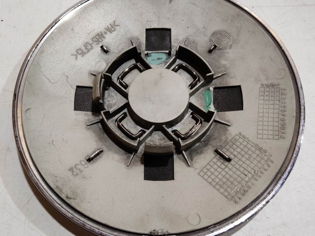 204517 Fiat 500 2007- felni közép kupak, a képen látható állapotban, kettő rögzítő fül törött, rögzítő rugó nélkül!!