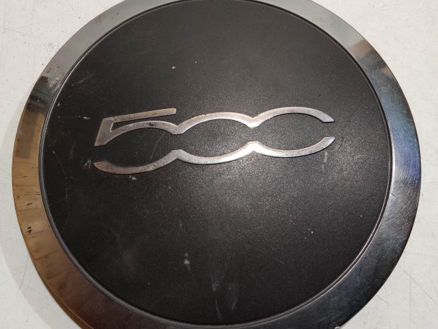 204518 Fiat 500 2007- felni közép kupak, a képen látható állapotban, egy rögzítő fül törött, rögzítő rugó nélkül!!