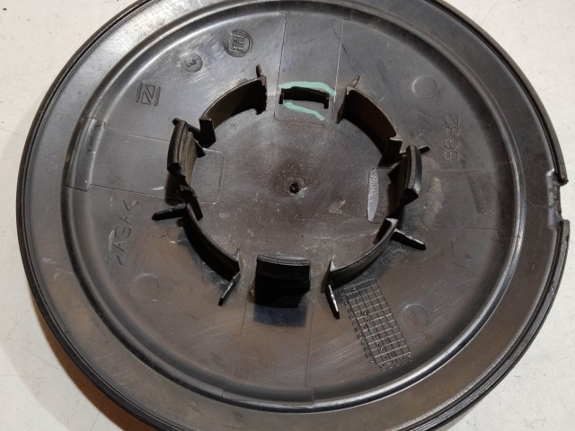 204518 Fiat 500 2007- felni közép kupak, a képen látható állapotban, egy rögzítő fül törött, rögzítő rugó nélkül!!