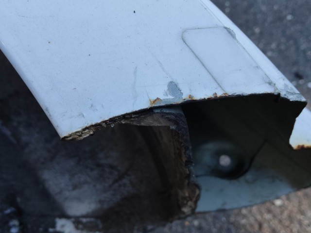 204598 Kia Rio 2011-2017 jobb hátsó sárvédő használt a képen látható sérüléssel