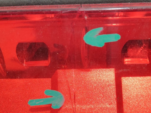 136571 Lancia Delta 2008-2014 pótféklámpa, a képen látható sérüléssel