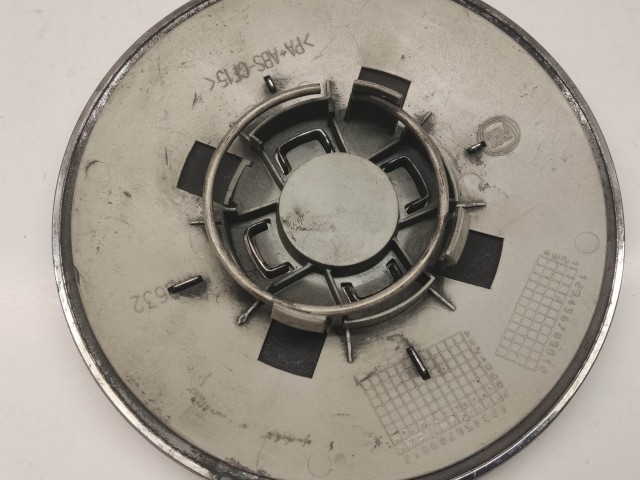 204632 Fiat 500 2007- felni közép kupak, a képen látható állapotban, egy rögzítő fül törött