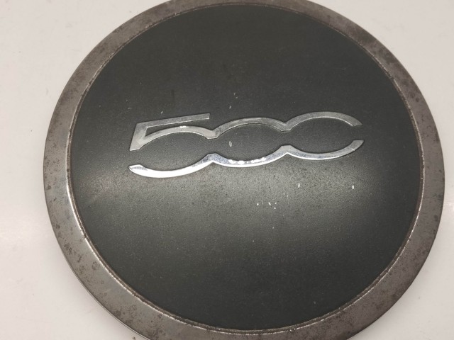 204632 Fiat 500 2007- felni közép kupak, a képen látható állapotban, egy rögzítő fül törött