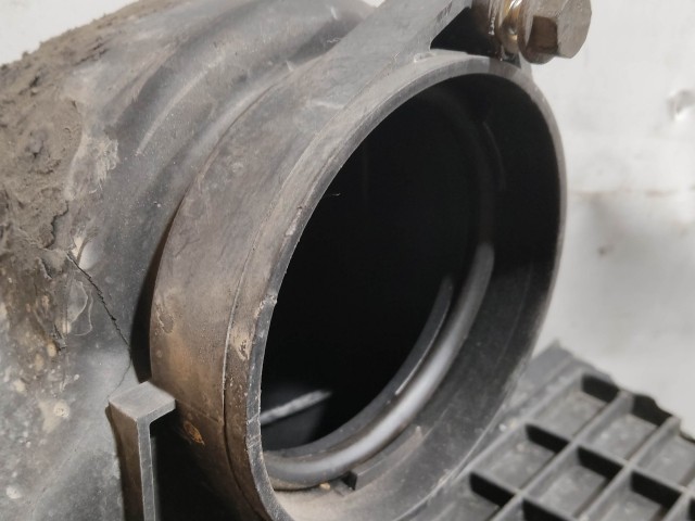 136260 Alfa Romeo GT, 147 1,9 Diesel légszűrőház a képen látható sérüléssel 46794400