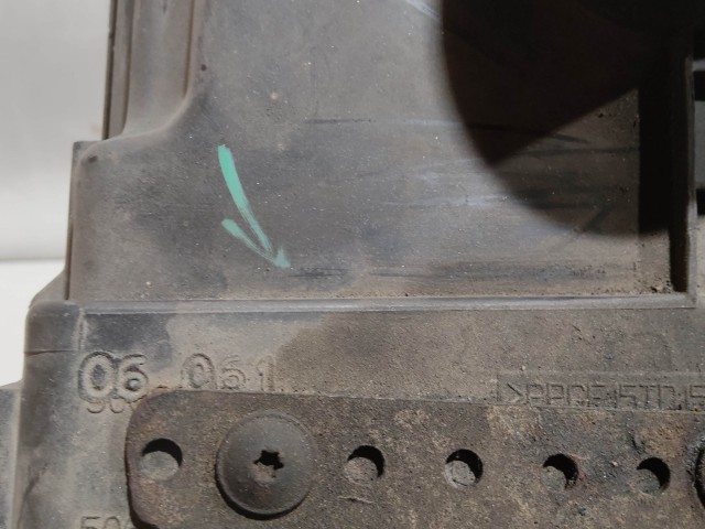 136260 Alfa Romeo GT, 147 1,9 Diesel légszűrőház a képen látható sérüléssel 46794400