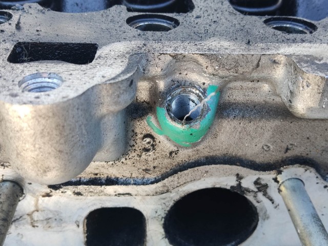 204666 Alfa Romeo 159, 156, 147, Gt 1,9 16v Diesel hengerfej, 5 mm szelepszárral, 1 izzítógyertya beletörve, egynek a menete sérűlt!!!