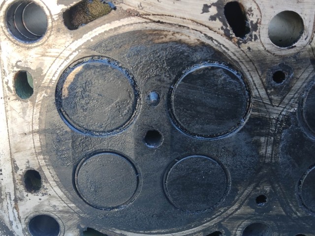 204666 Alfa Romeo 159, 156, 147, Gt 1,9 16v Diesel hengerfej, 5 mm szelepszárral, 1 izzítógyertya beletörve, egynek a menete sérűlt!!!