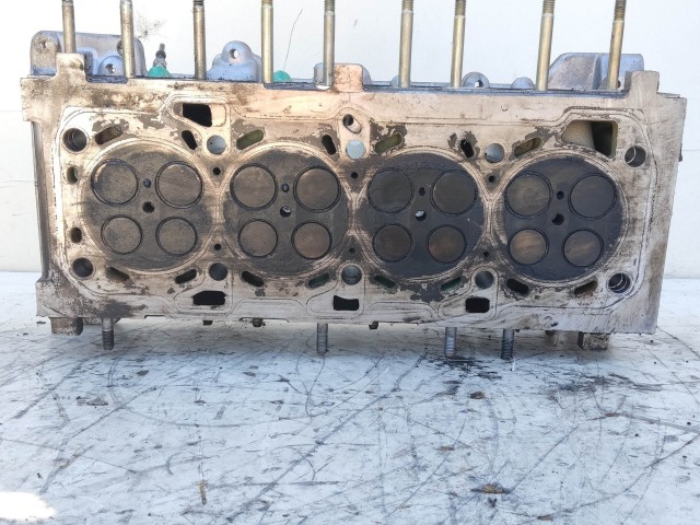 204666 Alfa Romeo 159, 156, 147, Gt 1,9 16v Diesel hengerfej, 5 mm szelepszárral, 1 izzítógyertya beletörve, egynek a menete sérűlt!!!