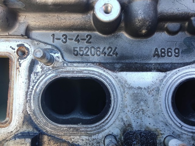 204666 Alfa Romeo 159, 156, 147, Gt 1,9 16v Diesel hengerfej, 5 mm szelepszárral, 1 izzítógyertya beletörve, egynek a menete sérűlt!!!