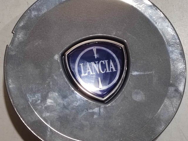 Lancia Ypsilon III.  2011-2024 2011 Felni közép kupak   a képen látható sérüléssel