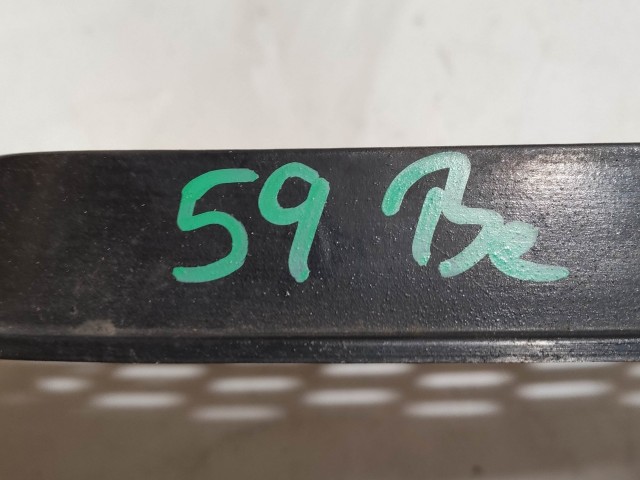 204704 Alfa Romeo 159 156057605 számú, bal első díszrács a képen látható sérüléssel