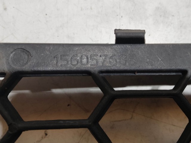 204704 Alfa Romeo 159 156057605 számú, bal első díszrács a képen látható sérüléssel