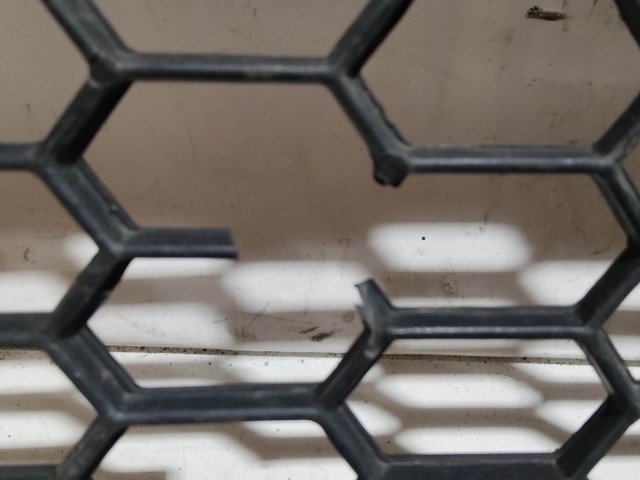 204704 Alfa Romeo 159 156057605 számú, bal első díszrács a képen látható sérüléssel