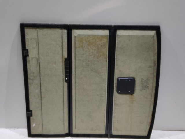 Csomagtérajtó kárpit