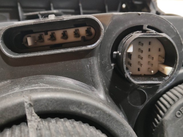 204883 Alfa Romeo 159 2005-2011  bal első xenon fényszóró, a képen látható rögzítő fül javítással