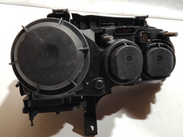 204883 Alfa Romeo 159 2005-2011  bal első xenon fényszóró, a képen látható rögzítő fül javítással