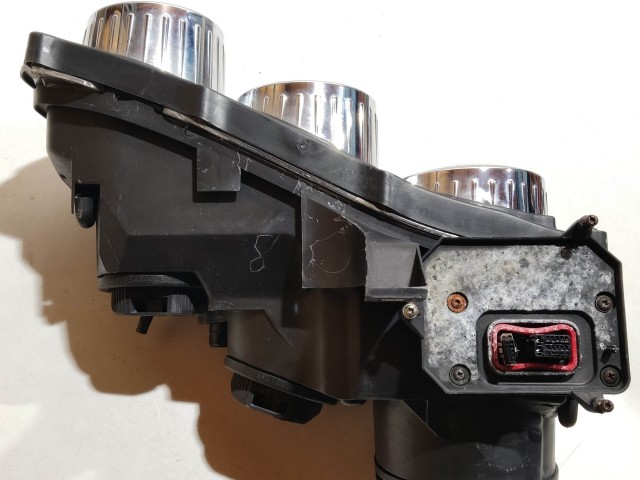 204883 Alfa Romeo 159 2005-2011  bal első xenon fényszóró, a képen látható rögzítő fül javítással