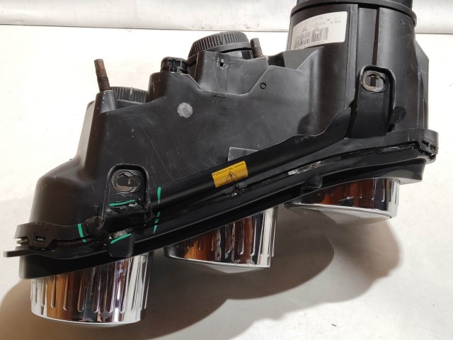 204883 Alfa Romeo 159 2005-2011  bal első xenon fényszóró, a képen látható rögzítő fül javítással