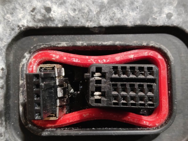 204883 Alfa Romeo 159 2005-2011  bal első xenon fényszóró, a képen látható rögzítő fül javítással