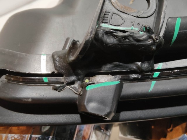 204883 Alfa Romeo 159 2005-2011  bal első xenon fényszóró, a képen látható rögzítő fül javítással