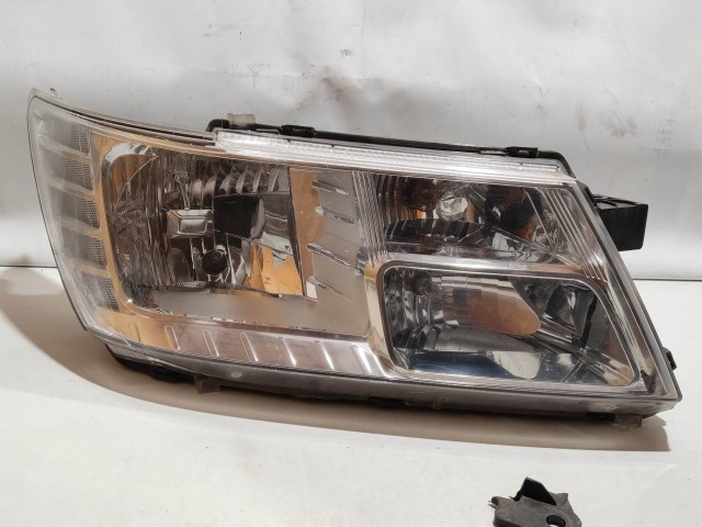 204987 Fiat Freemont jobb első fényszóró magasság állító motor nélkűl, a képen látható sérüléssel