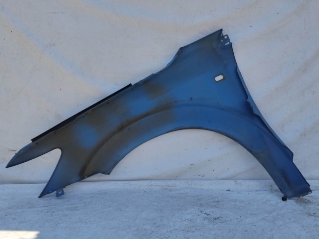 205058 Fiat Freemont 2011-2015 jobb első kék színű árvédő, a képen látható sérüléssel