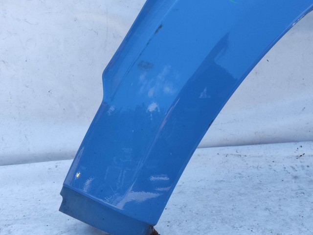 205058 Fiat Freemont 2011-2015 jobb első kék színű árvédő, a képen látható sérüléssel