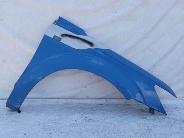 205058 Fiat Freemont 2011-2015 jobb első kék színű árvédő, a képen látható sérüléssel