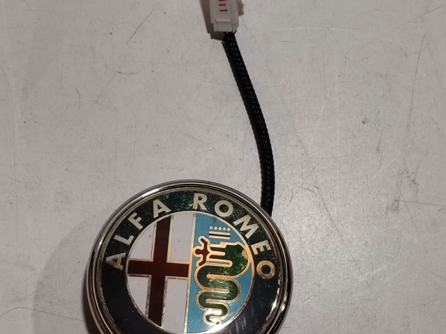 205159 Alfa Romeo Giulietta 2010-2016 nyomógombos csomagtérajtó embléma, a képen látható állapotban 