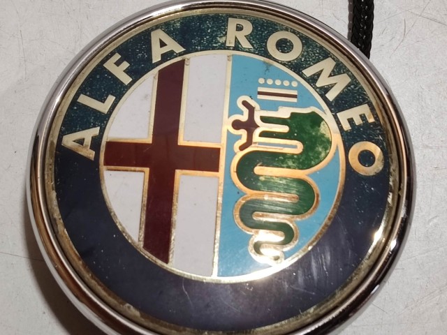 205159 Alfa Romeo Giulietta 2010-2016 nyomógombos csomagtérajtó embléma, a képen látható állapotban 