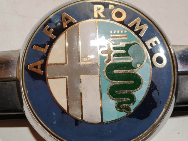 205356 Alfa Romeo 156 2003-2005 motorháztető embléma, a képen látható állapotban