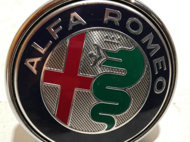 205358 Alfa Romeo Giulietta 2016-2020 hátsó nyomógombos embléma 50538700