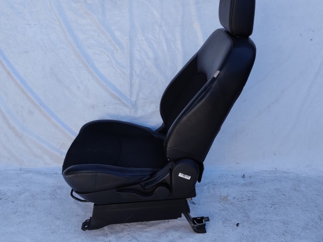 206062 Citroen C4 Aircross 2012-2017 bal első félbőr ülés, a képen látható sérüléssel