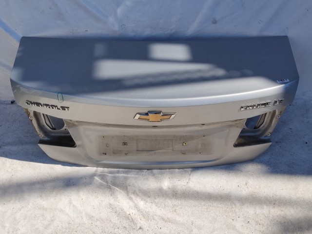 206079 Chevrolet Cruze 2008-2016 szedán csomagtérajtó, a képen látható sérüléssel
