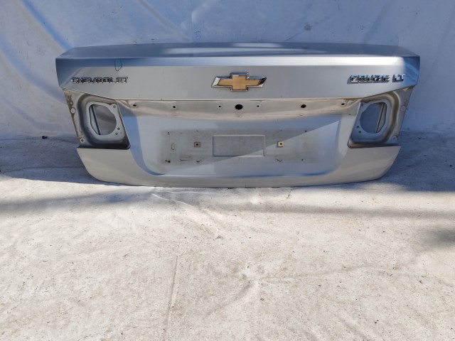 206079 Chevrolet Cruze 2008-2016 szedán csomagtérajtó, a képen látható sérüléssel