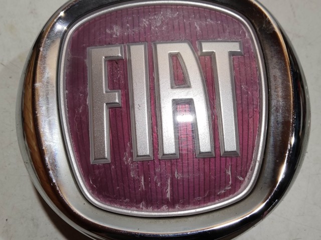 205611 Fiat Punto Evo 2009-2011 hátsó embléma, a képen látható állapotban