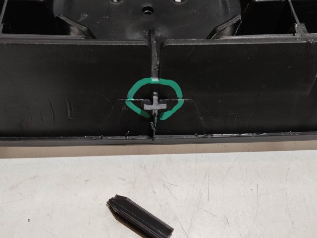 206102 Fiat Linea utángyártott új, fekete felső díszrács, a képen látható sérüléssel