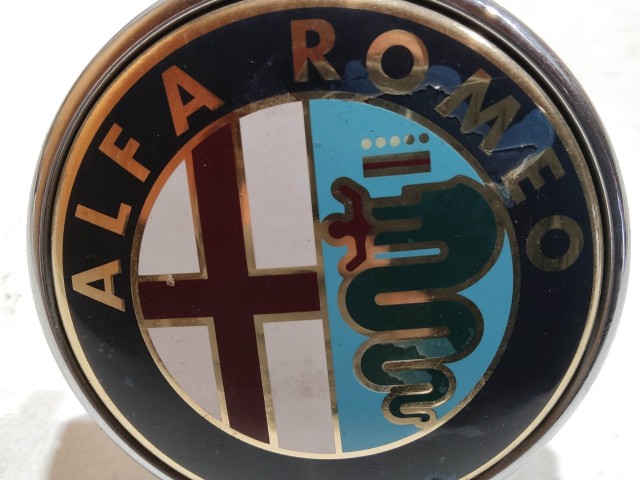 205695 Alfa Romeo Giulietta 2010-2016 nyomógombos csomagtérajtó embléma, a képen látható állapotban 