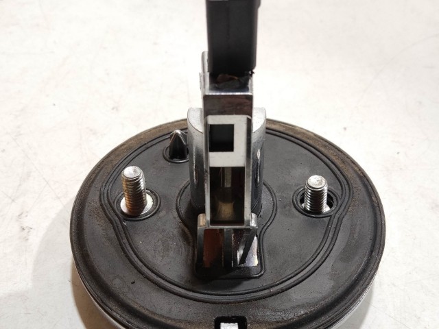 205695 Alfa Romeo Giulietta 2010-2016 nyomógombos csomagtérajtó embléma, a képen látható állapotban 