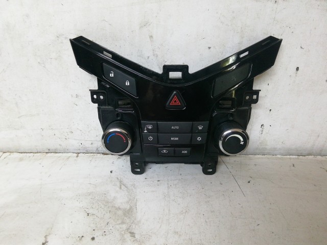 Chevrolet Cruze 2008-2012 2010-2016 Fűtés- és közép kapcsolók használt  manual