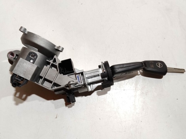 Opel Corsa D 2006-2014 2006-2014 Gyújtáskapcsoló 2 kulccsal használt 