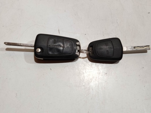 Opel Corsa D 2006-2014 2006-2014 Gyújtáskapcsoló 2 kulccsal használt 