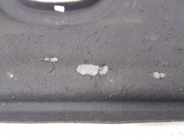 210699 Renault Twingo II. 2007-2014 5 ajtós Kalaptartó, a képen látható sérüléssel